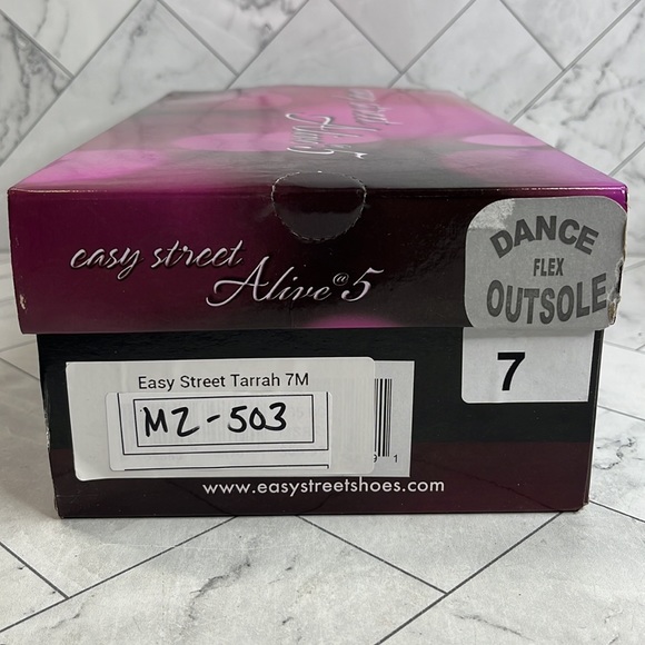 NWT Easy Street Alive 5 Womens Tarrah Gold Metallic Flat Strappy Sandals 7M - Picture 9 of 9